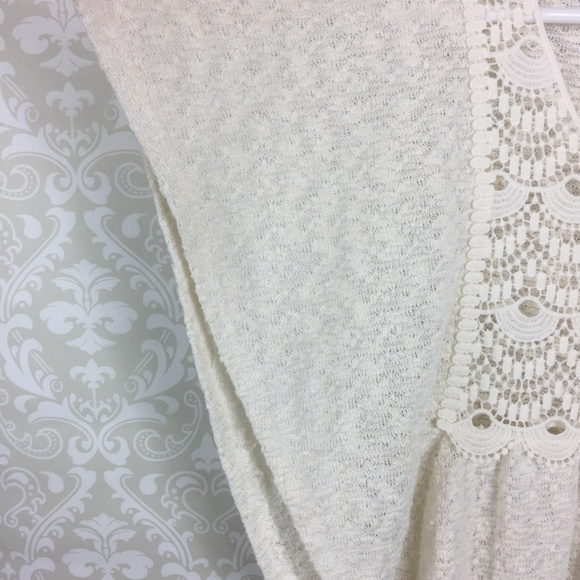 Cream & Lace Hi Low Top w/Batwing Sleeves - Picture 3 of 7